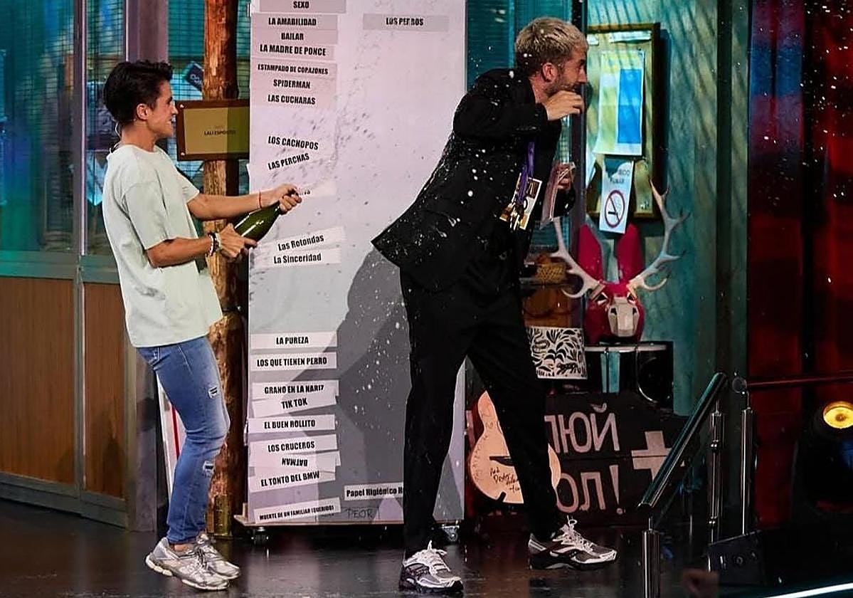 María Pérez baña en champán, o 'Champín', a David Broncano.