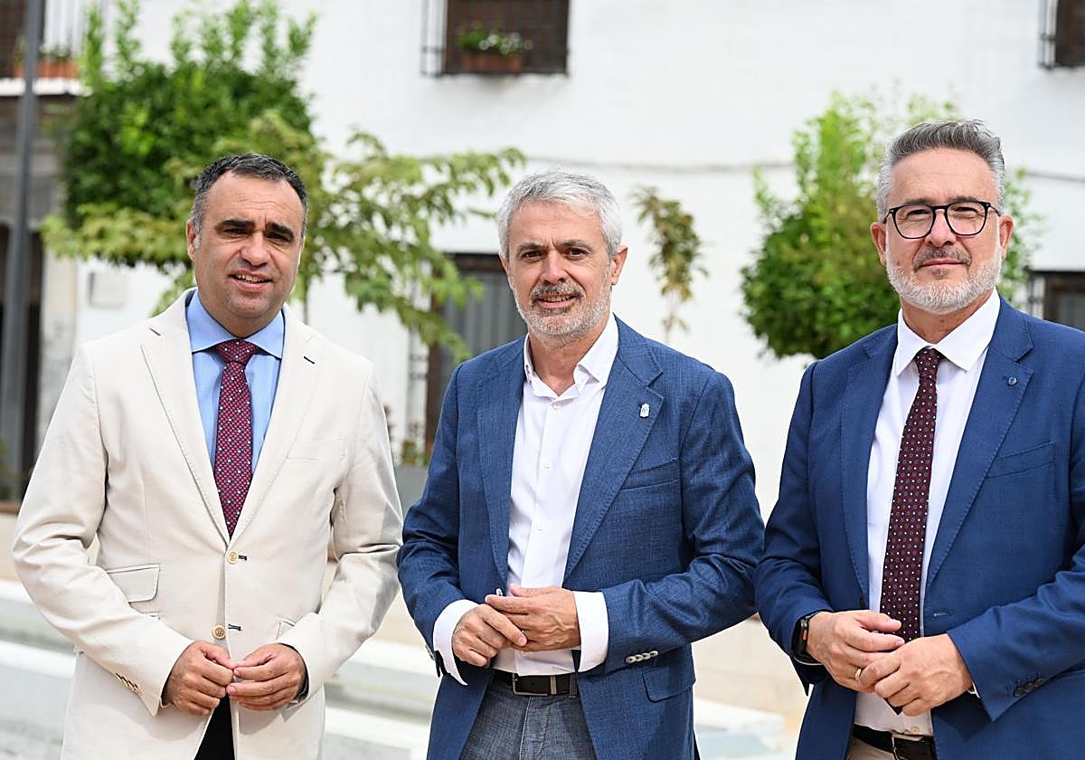 El alcalde orgiveño junto al presidente de la Diputación y el diputados de Fondos Europeos