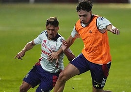 El granadinista Sergio Rodelas, a la izquierda, durante un entrenamiento con España sub 21.