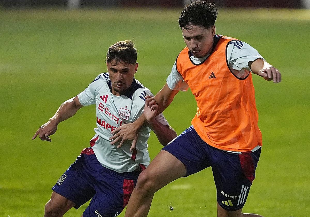 El granadinista Sergio Rodelas, a la izquierda, durante un entrenamiento con España sub 21.