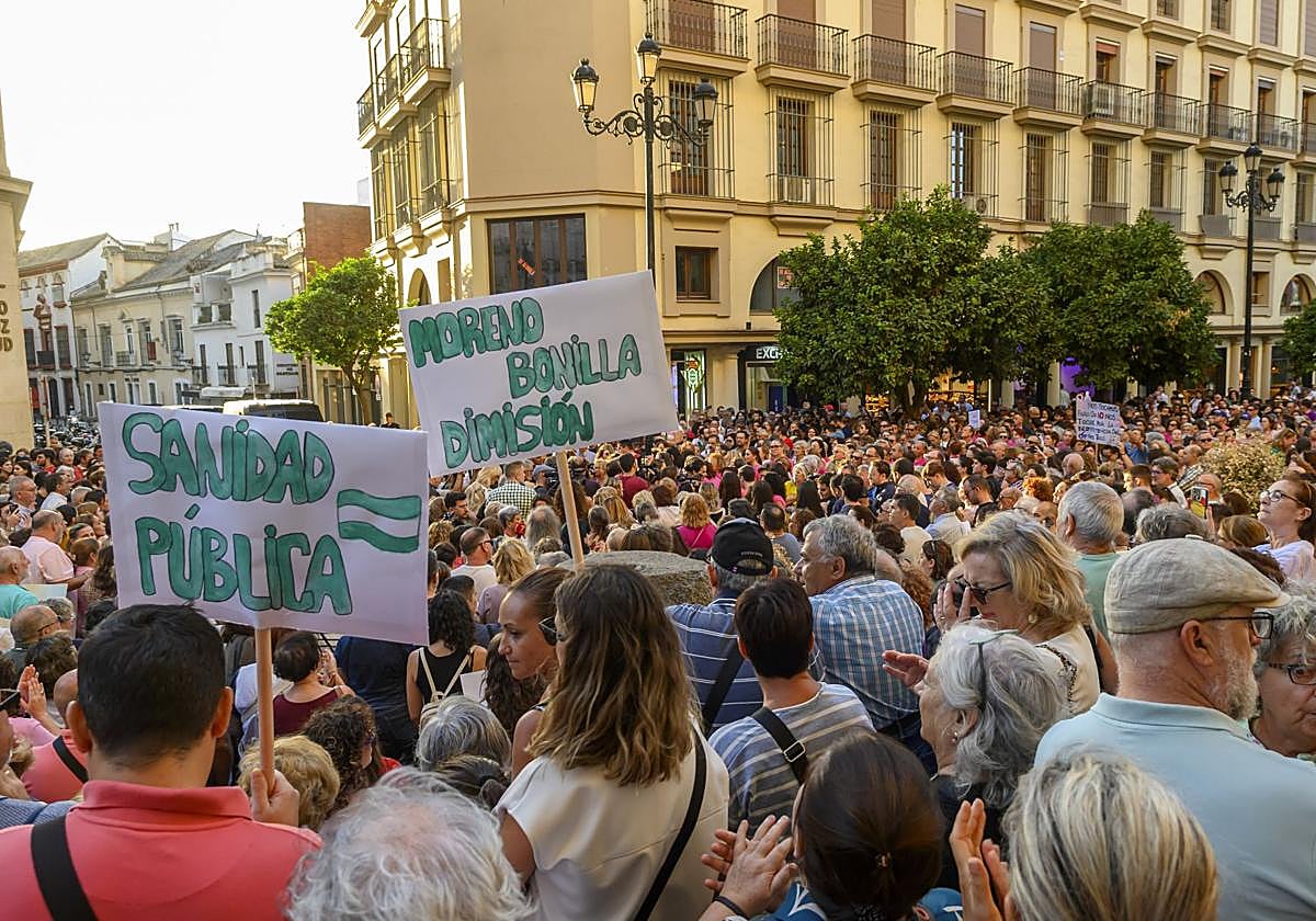 Varios miles de personas, en su mayoría mujeres, se han manifestado este miércoles ante la sede principal del Servicio Andaluz de Salud (SAS) en Sevilla.