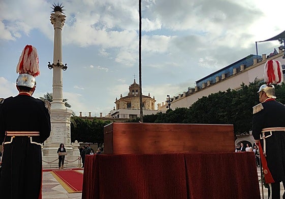 Momento del homenaje frente al 'Pingurucho' en la Plaza Vieja.