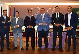 Imagen de la reunión entre los representantes de la CEJ y Caja Rural.