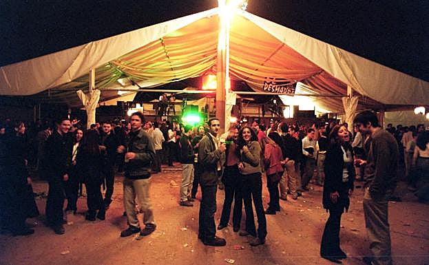 Jóvenes se divierten en una de las casetas instaladas en el recinto ferial de La Vestida durante la Feria de San Lucas 2000.