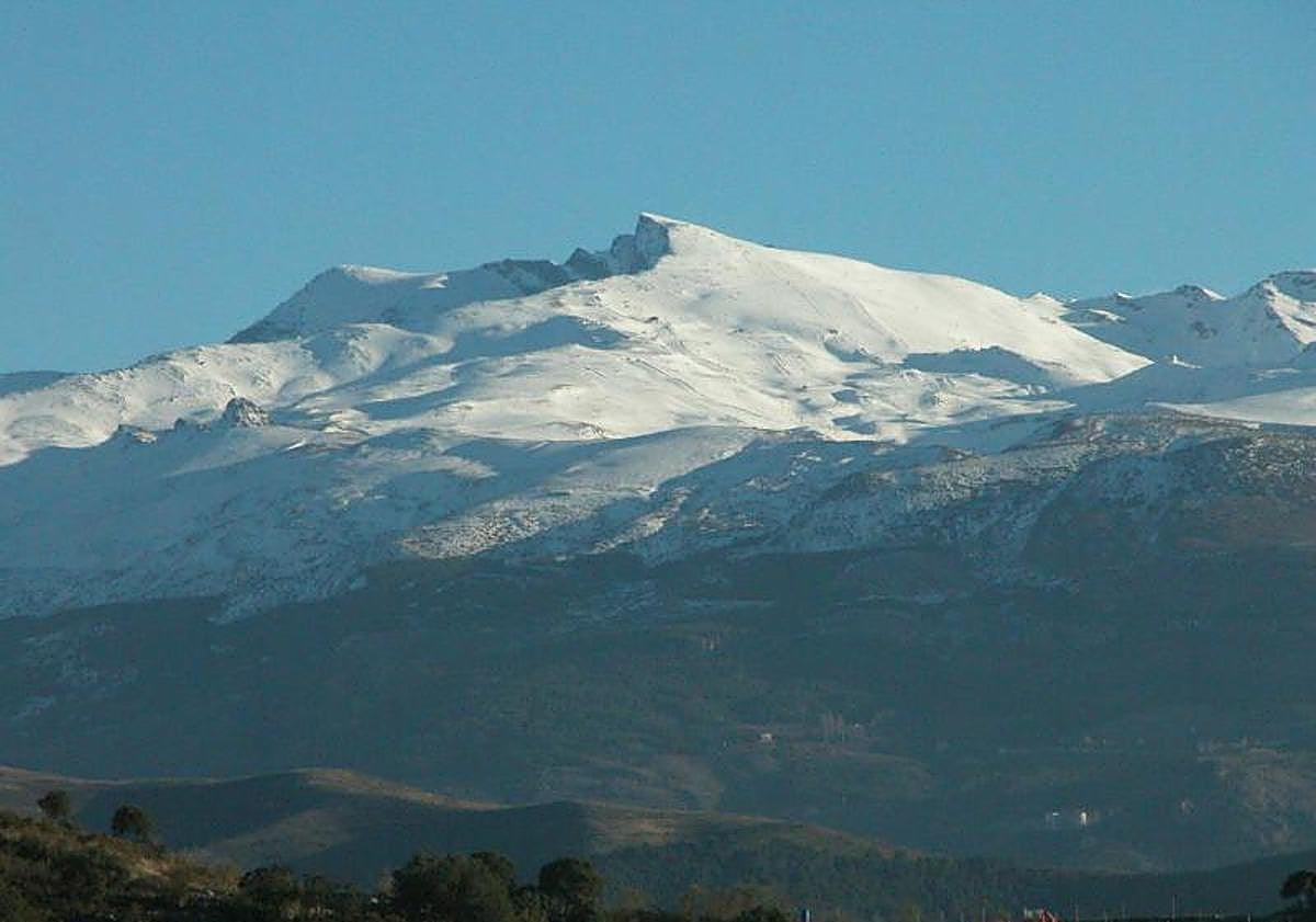 Imagen principal - El pico Veleta, interior del laboratorio y asecto de las antenas. 