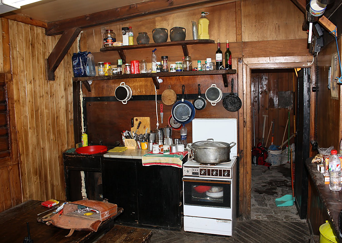 Imagen secundaria 1 - El pico Veleta, interior del laboratorio y asecto de las antenas. 