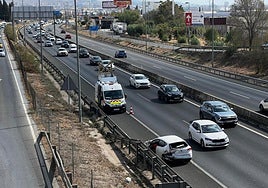 Un choque en la Circunvalación a la altura de Albolote provoca retenciones.
