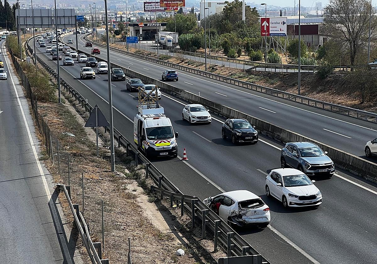 Un choque en la Circunvalación a la altura de Albolote provoca retenciones.