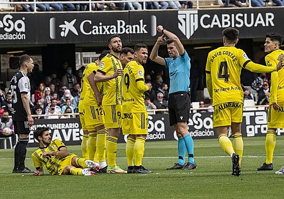 El colegiado Álvaro Moreno interactúa con los jugadores del Cartagena y del Oviedo en un partido de Segunda.