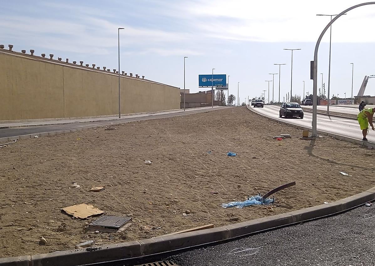 Imagen secundaria 1 - Nuevo hito del soterramiento de Almería: la gran rotonda de Los Molinos abrirá al tráfico la próxima semana