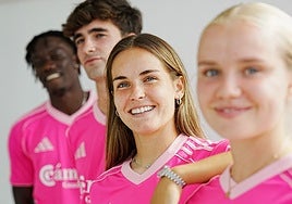 Los futbolistas rojiblancos Ari Mingueza, Linnéa Solvoll, Pedro Alemañ y Serigne Faye posan con la camiseta.