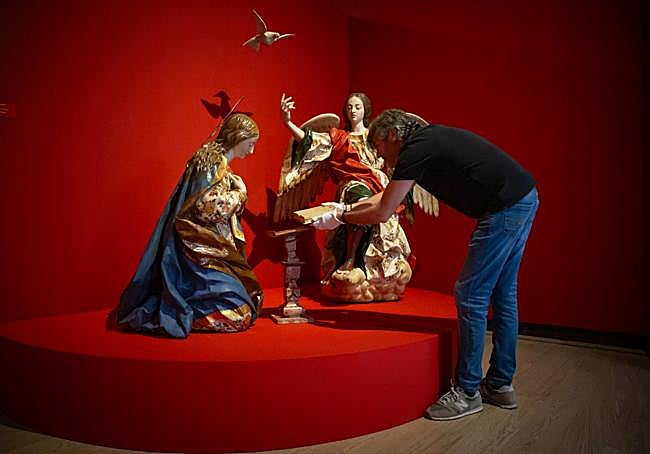 Ultimando los detalles de la exposición, que se inaugurará esta tarde en el Hospital Real.