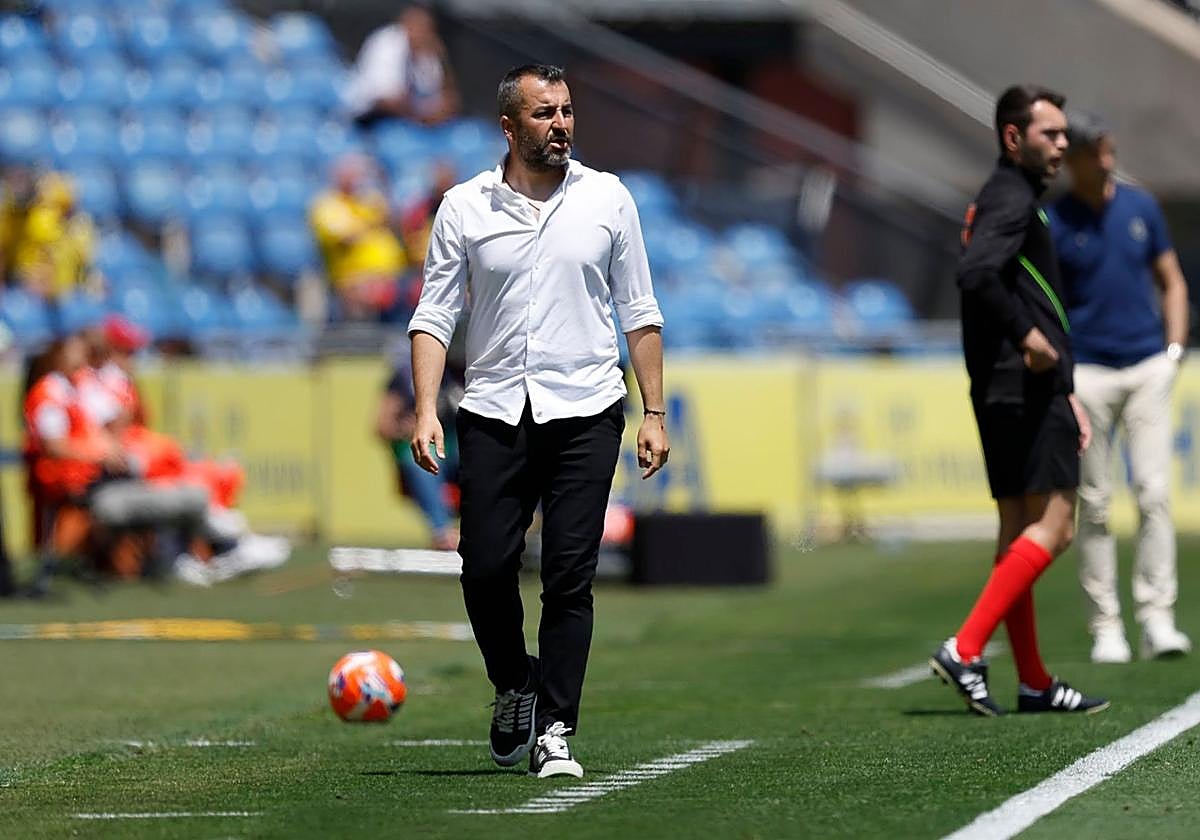 Diego Martínez dirige a Las Palmas durante su último partido allí.