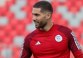Luca Zidane sonríe durante un entrenamiento con su nueva selección.