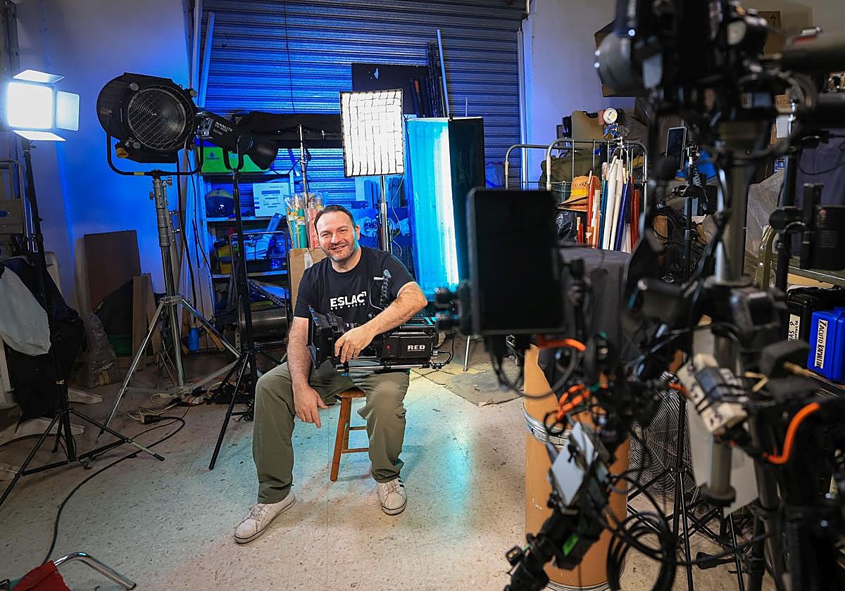 Jaime García, rodeado de sus cacharros en su estudio de Albolote, sede de Eslac.