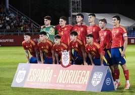 El rojiblanco Sergio Rodelas, el primero abajo por la derecha con la selección española sub 21.