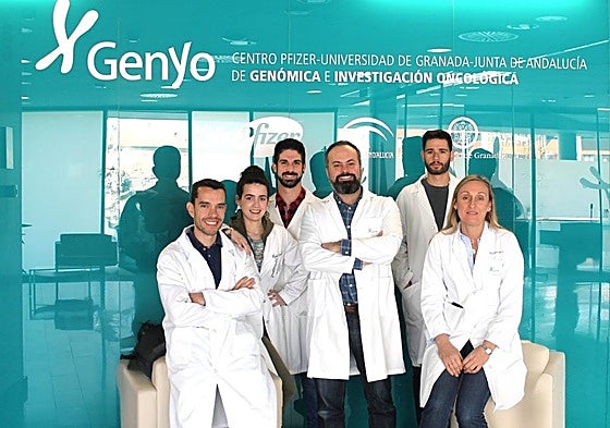 Pedro Pablo medina (en el centro) y su equipo, en su laboratorio.