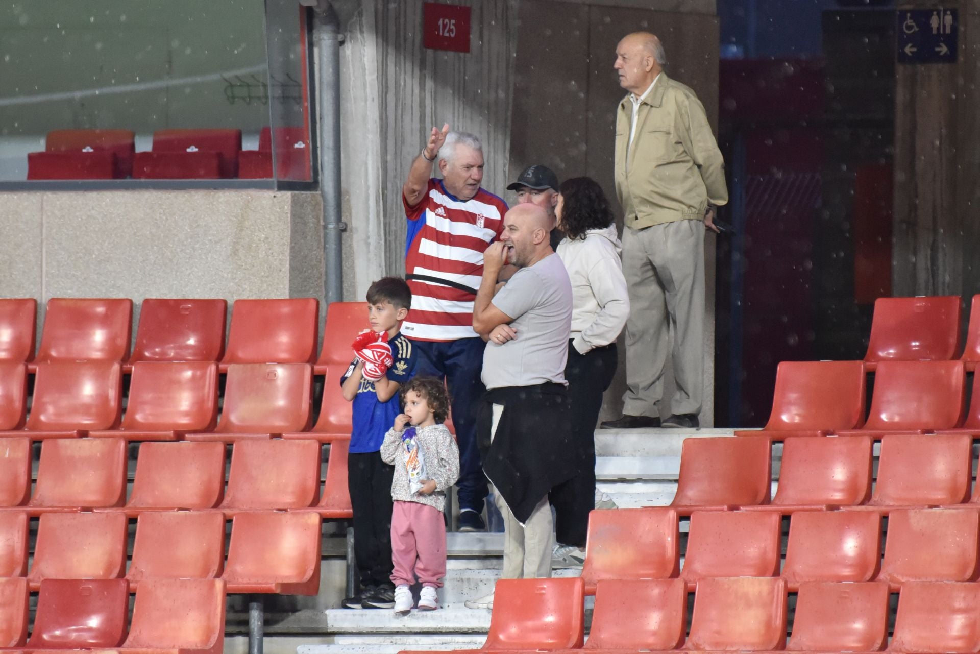 Búscate en la grada del Granada-Las Palmas