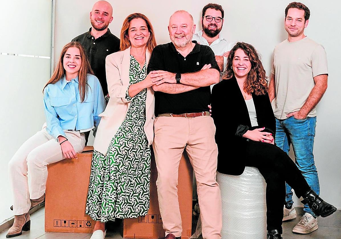 La familia, unos trabajan en la clínica y otros en el laboratorio.