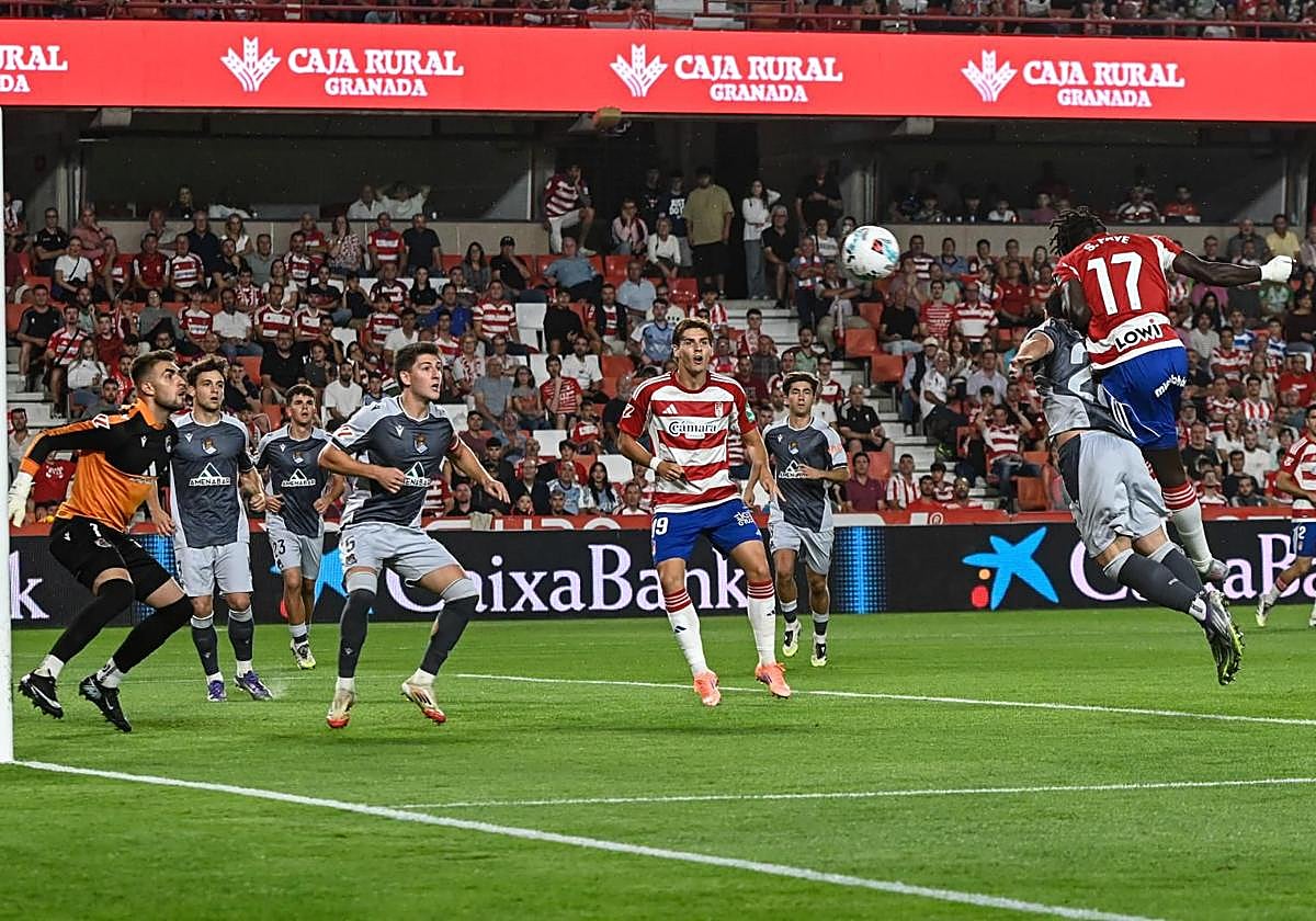 Souleymane Faye cabecea para el primero de sus dos goles a la Real B.