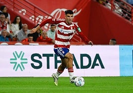 Pau Casadesús conduce un balón contra Las Palmas en Los Cármenes.