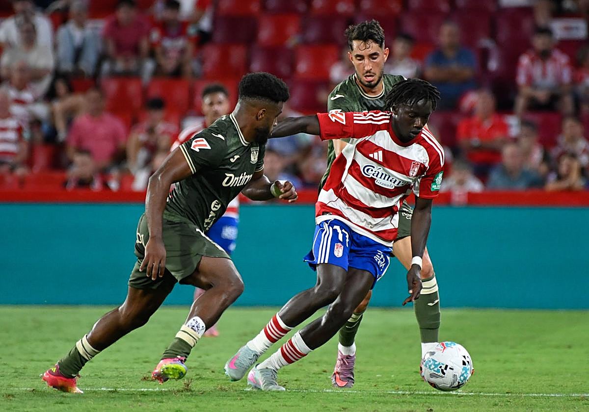 El rojiblanco Souleymane Faye protege la pelota en un partido.