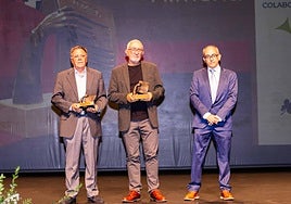 José María Granados yAntonioSáez, padres de Almería 2005, junto al periodista Juanjo Aguilera.