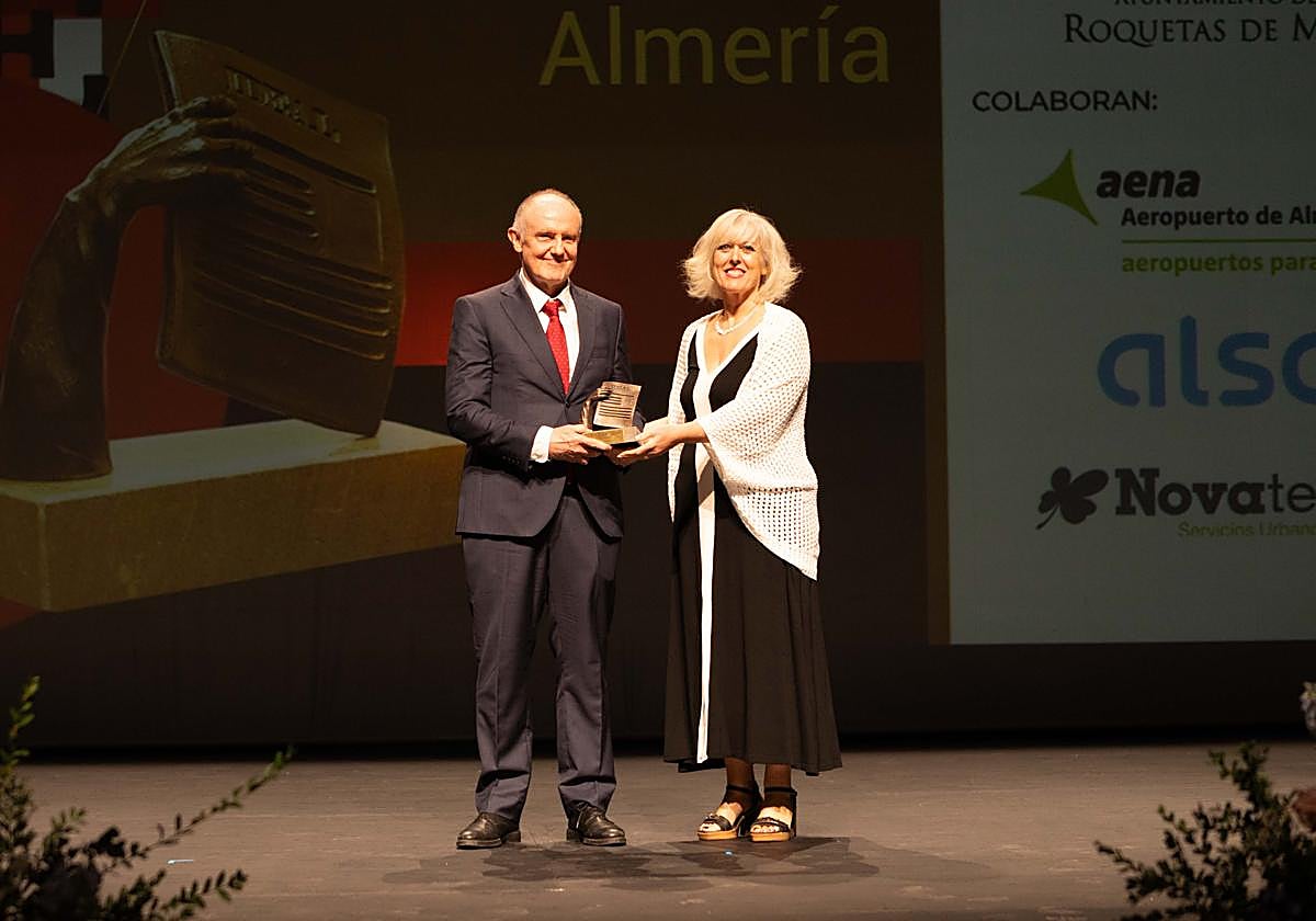 Mari Carmen Callejón entrega la estatuílla de los Ideales a Enrique de los Ríos en nombre de Unica Group.