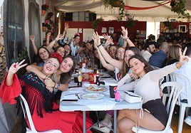 Encuentro de amigas en una de las casetas.