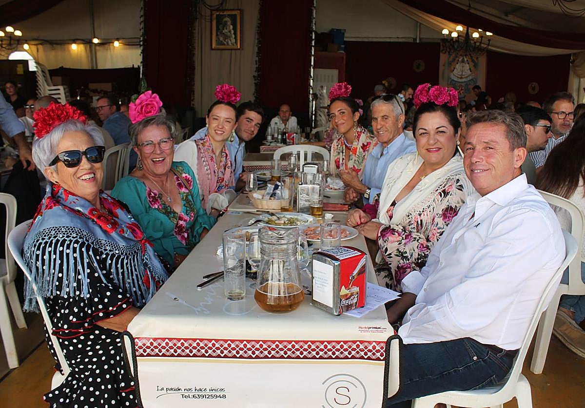 Imagen principal - Brindis en las casetas en el primer sábado de feria