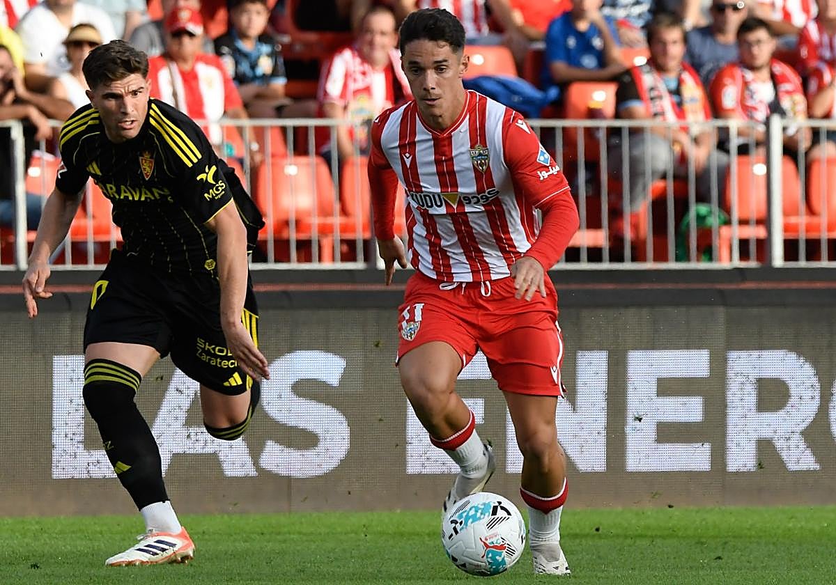 Arribas conduciendo el balón