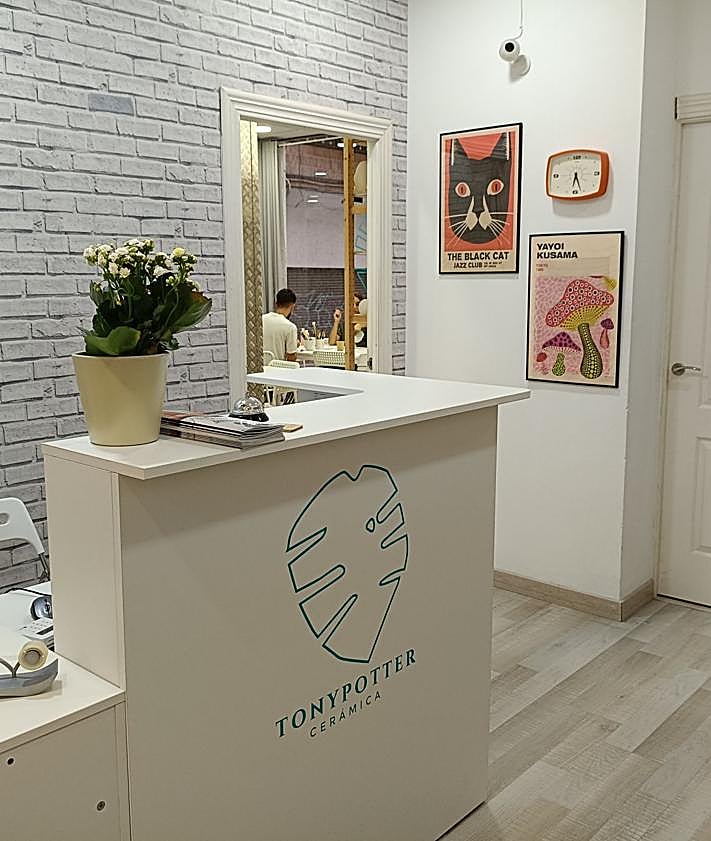 Imagen secundaria 2 - El aparejador que se tiró al barro para montar su propio taller de cerámica en Granada