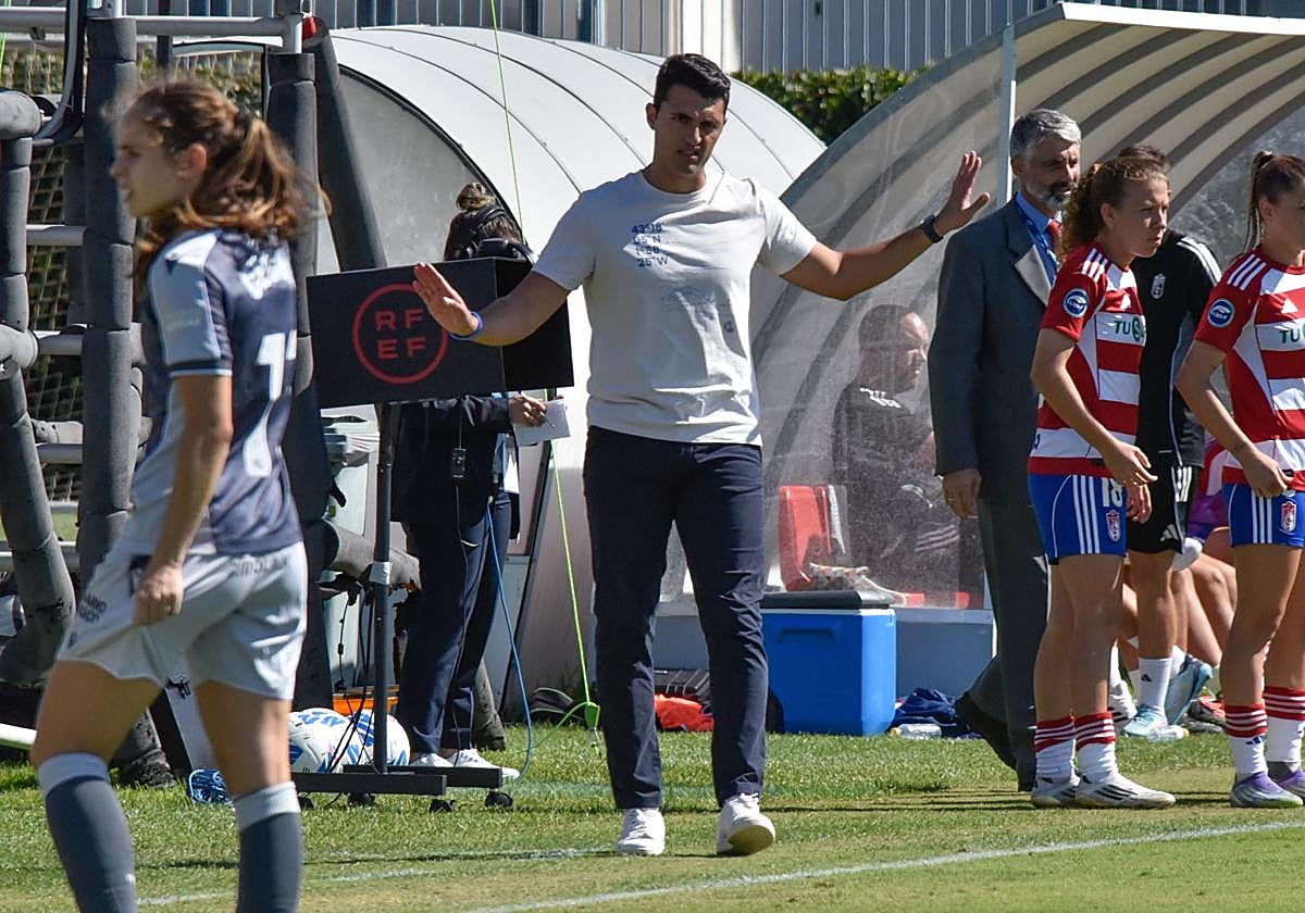 Arturo Ruiz pide calma durante un momento del partido.