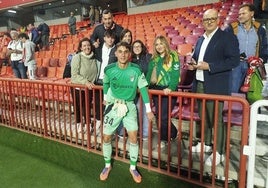 Seis familiares de Iker García se fotografían tras el partido con el portero.