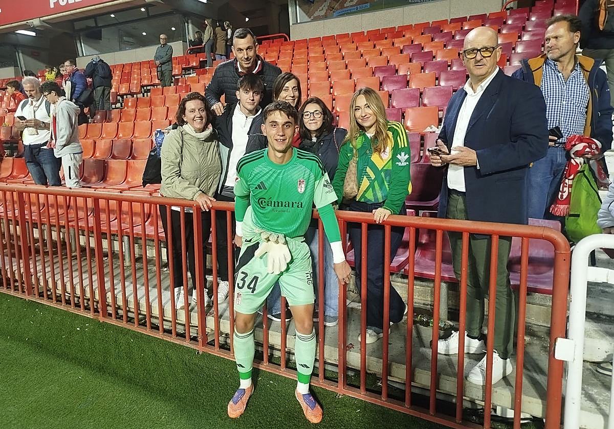 Seis familiares de Iker García se fotografían tras el partido con el portero.