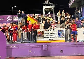 Sergio Rodelas posa con sus familiares y amigos en Guadalajara tras el partido.
