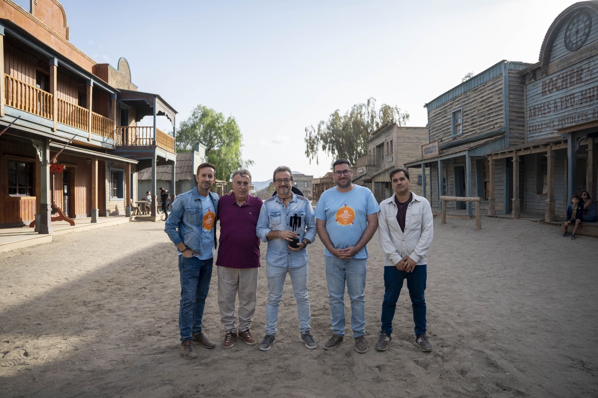 Roque Baños, trofeo en mano, en el poblado Fort Bravo.