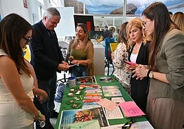 Visita de las autoridades a la mesa informativa instalada en la Bola Azul.