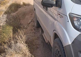 El vehiculo, momentos antes de ser rescatado.