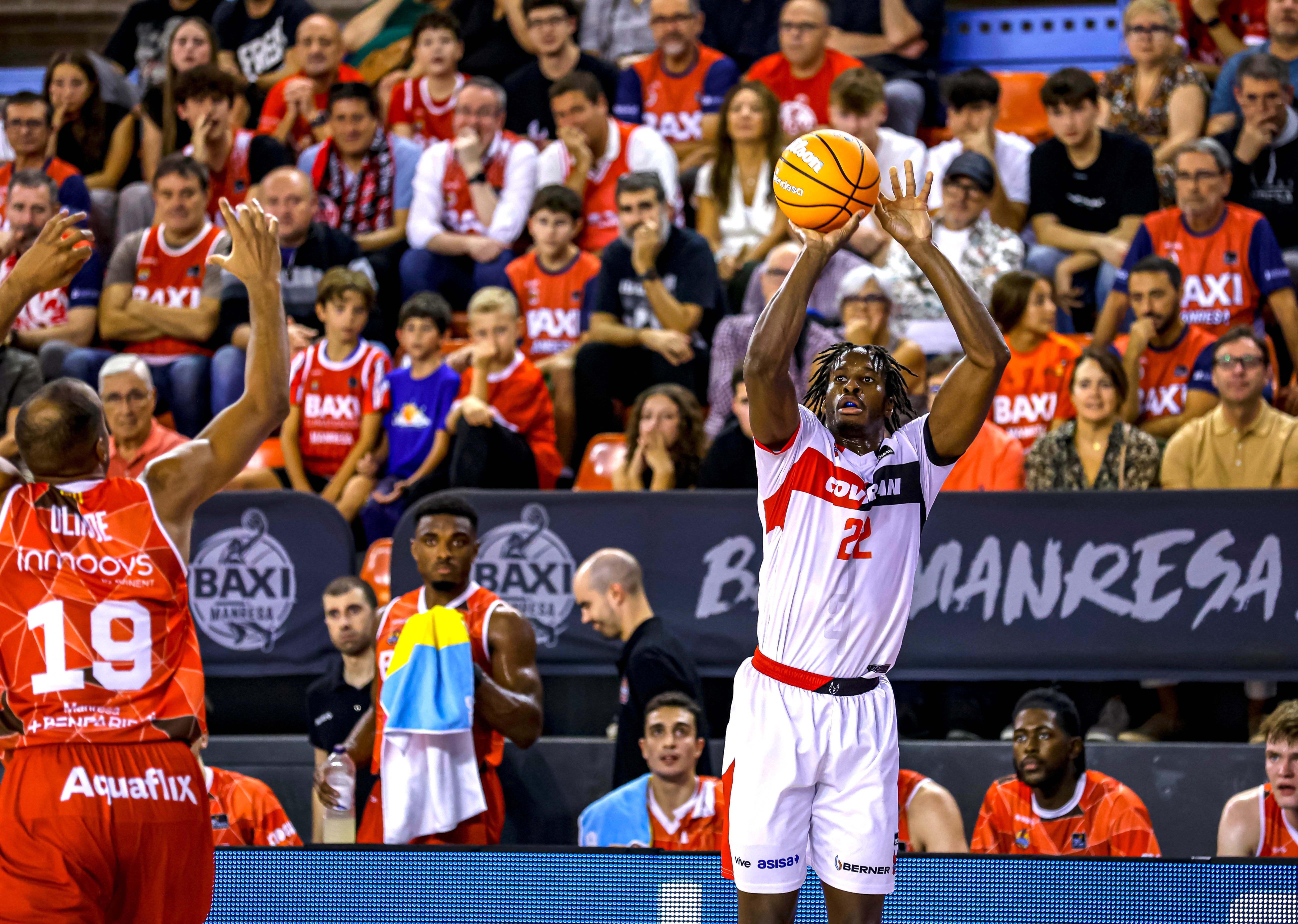 Tiro liberado de Travis Munnings en Manresa.