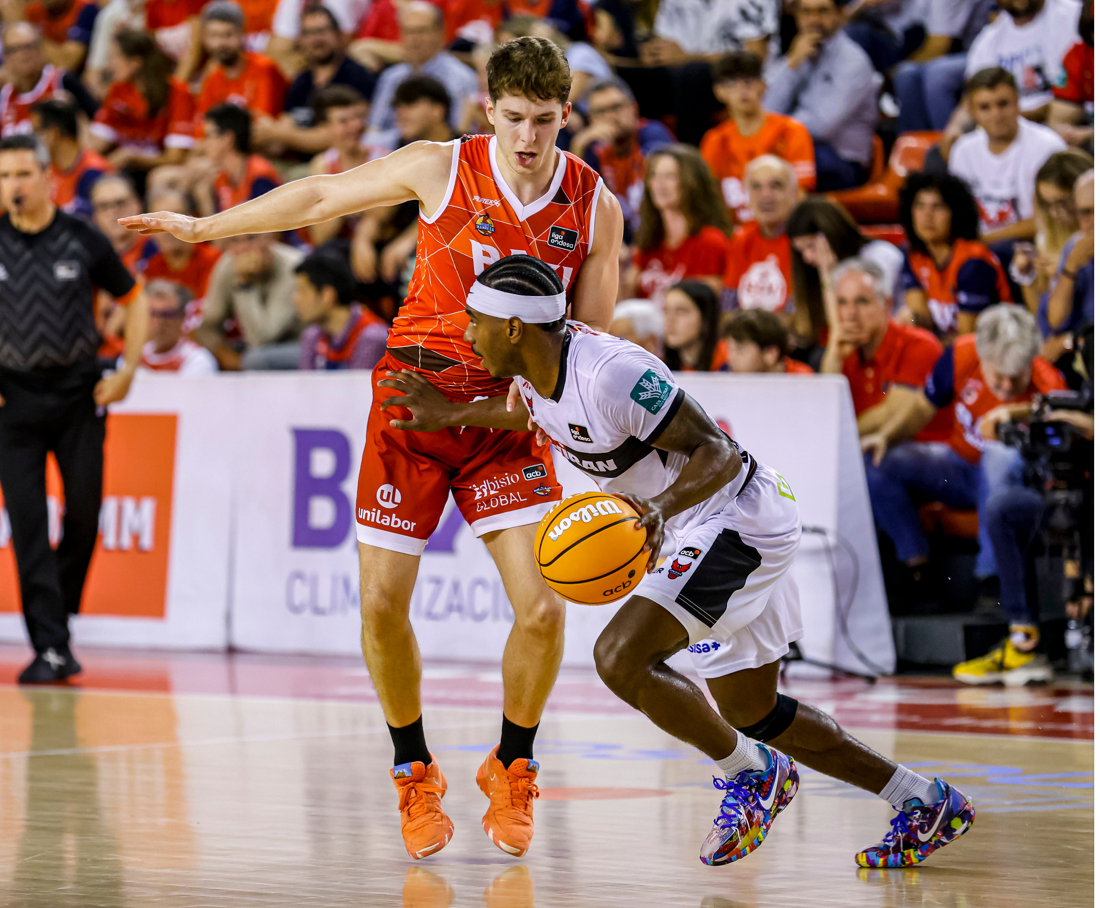 Speight busca un pase.