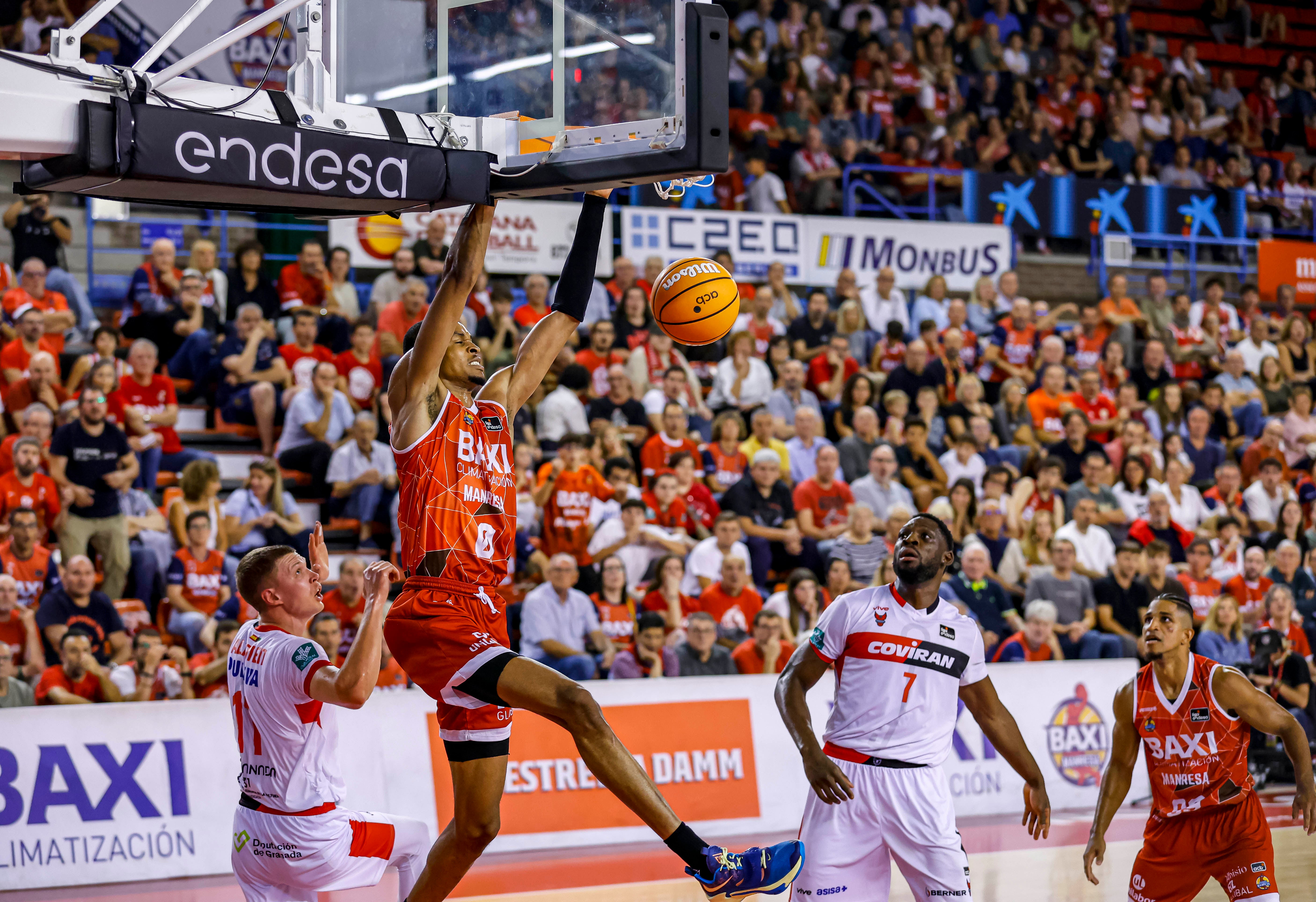 El Covirán se quedó muy pequeño en Manresa, como aquí ante Kaodirichi Akobundu Ehiogu.