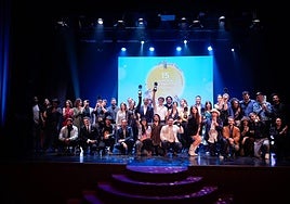 Foto de familia de los ganadores de AWFF 2025 con la organización del festival.