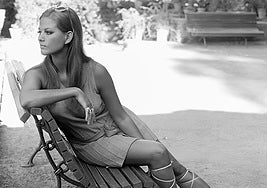 Claudia Cardinale en los jardines de la Biblioteca de Granada.