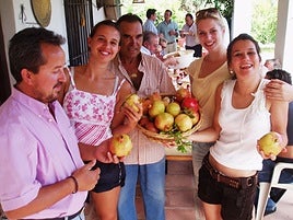 Roque en su cortijo de Cónchar acompañado de amigos de otras partes con las célebres granadas de Cónchar.