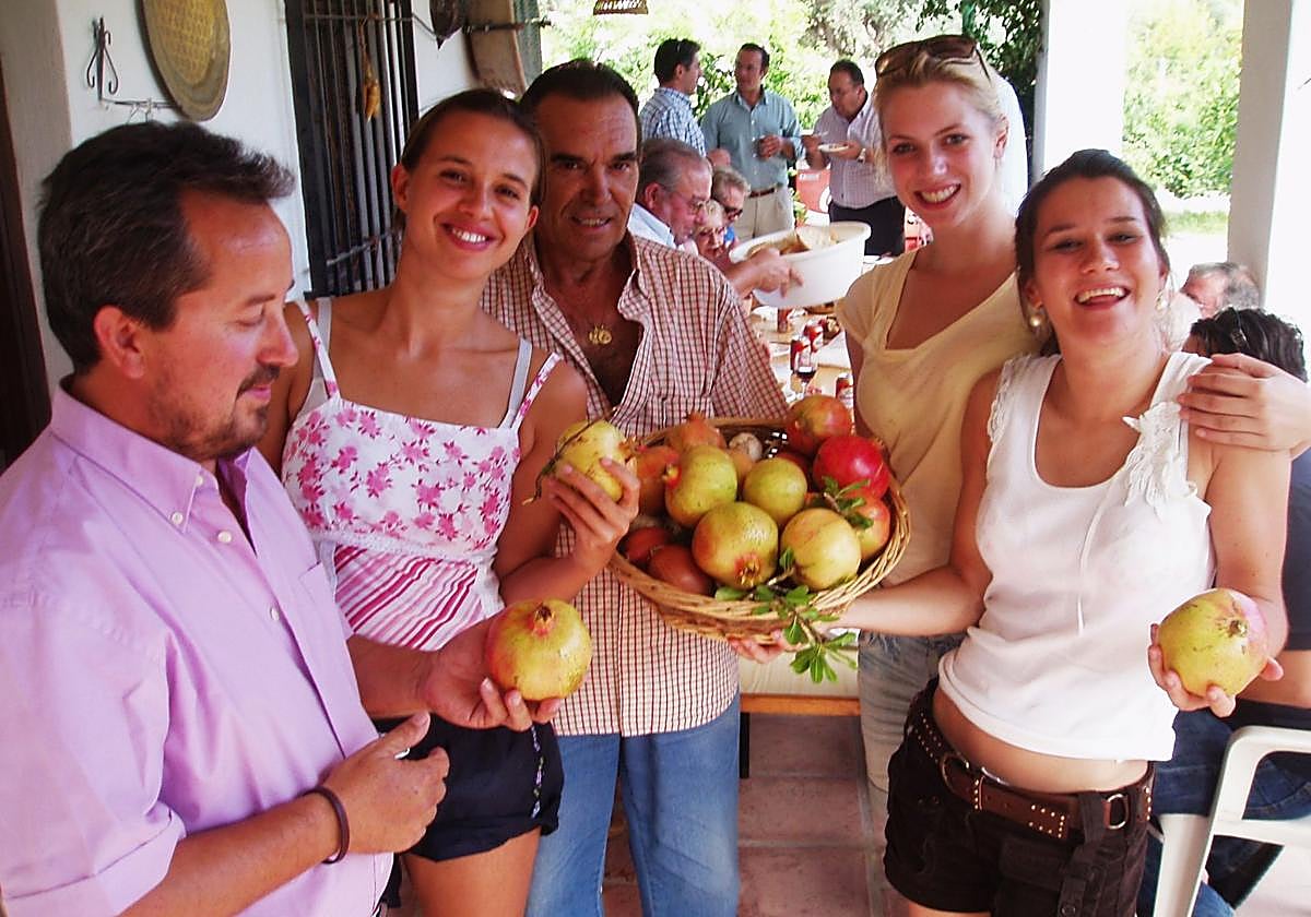 Roque en su cortijo de Cónchar acompañado de amigos de otras partes con las célebres granadas de Cónchar.
