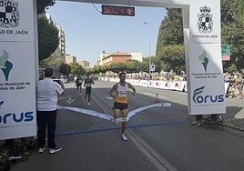 Ignacio Fontes cruza la meta de la milla Manuel Pancorbo.