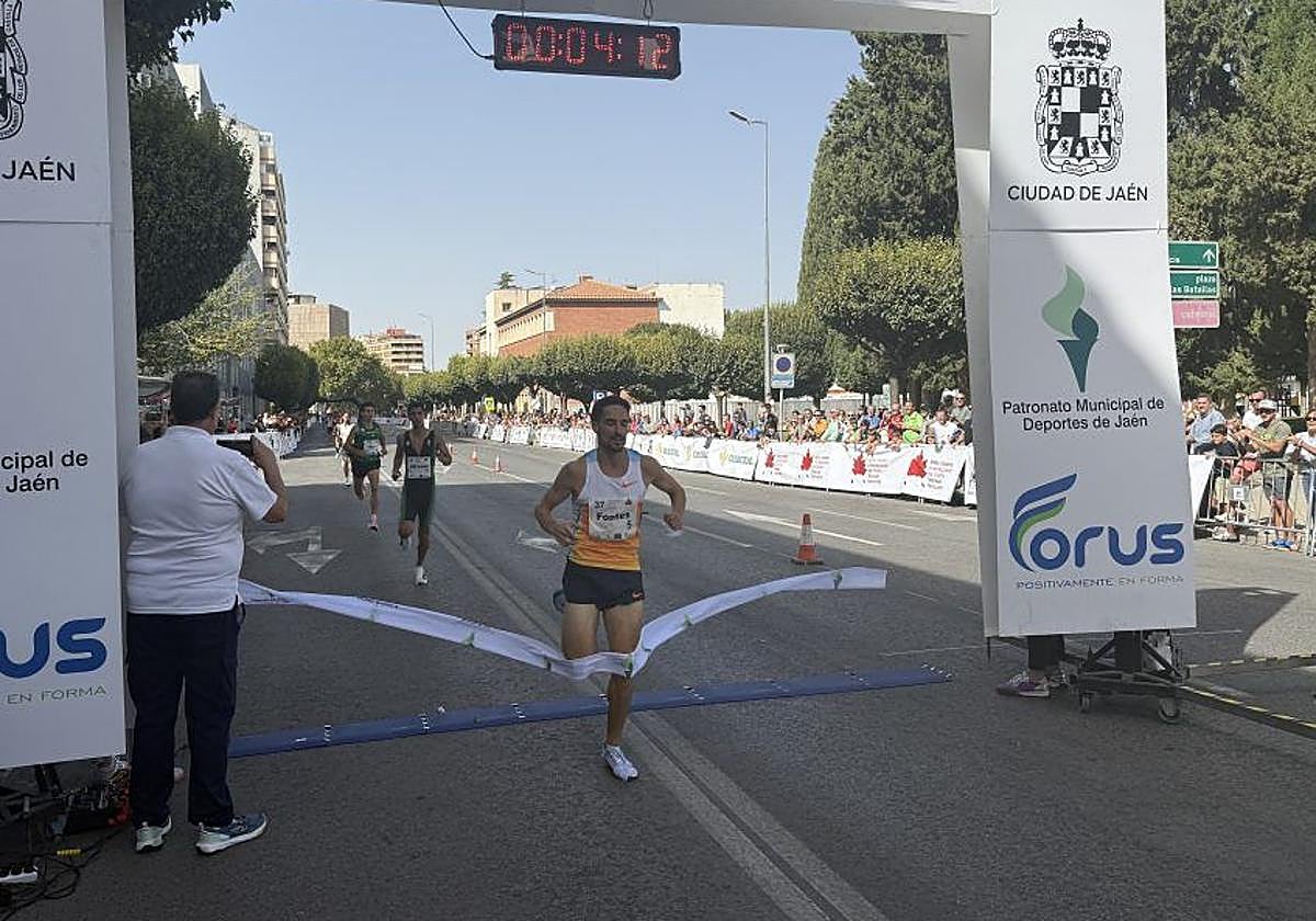 Ignacio Fontes cruza la meta de la milla Manuel Pancorbo.