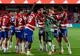 El portero Iker García, que pasa por el pasillo de collejas, impidió la repetición total del 'once'.