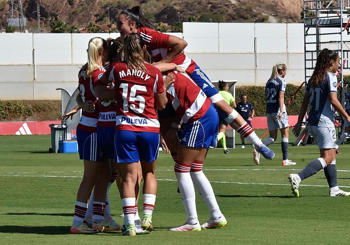 Las futbolistas del Granada celebran un gol a la Real Sociedad.